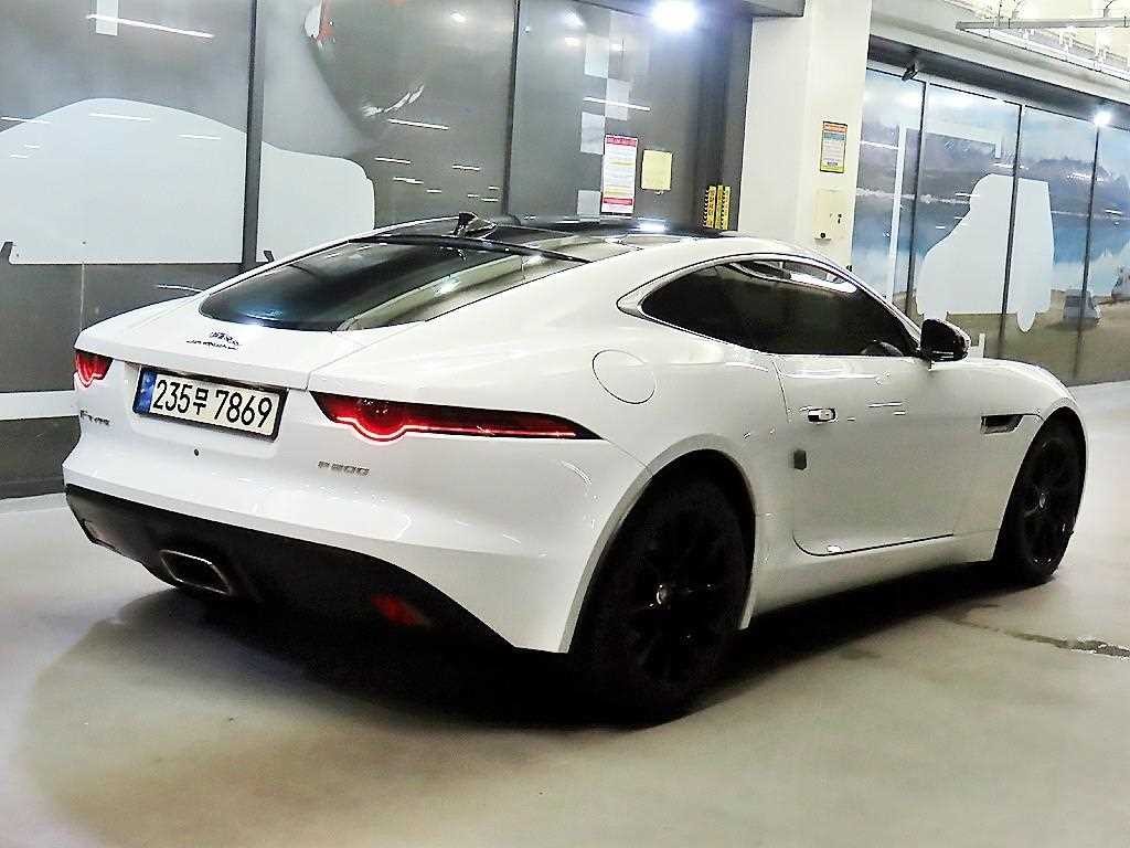 재규어 F-TYPE P300 쿠페 이미지 4