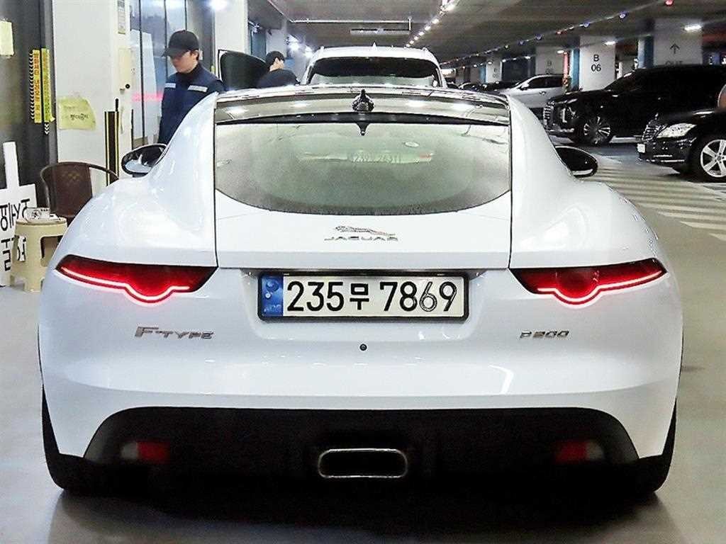 재규어 F-TYPE P300 쿠페 이미지 5