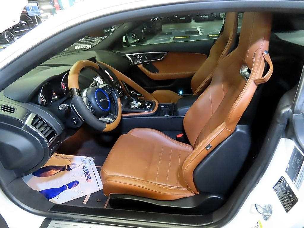 재규어 F-TYPE P300 쿠페 이미지 6