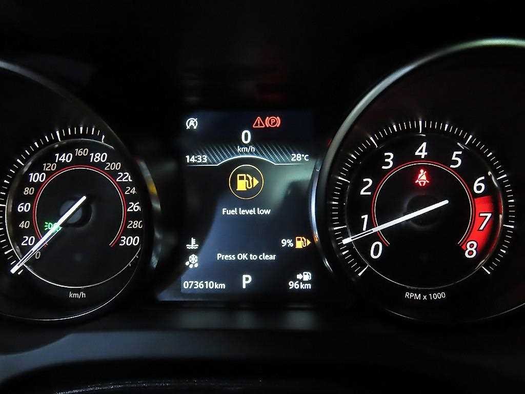 재규어 F-TYPE P300 쿠페 이미지 8