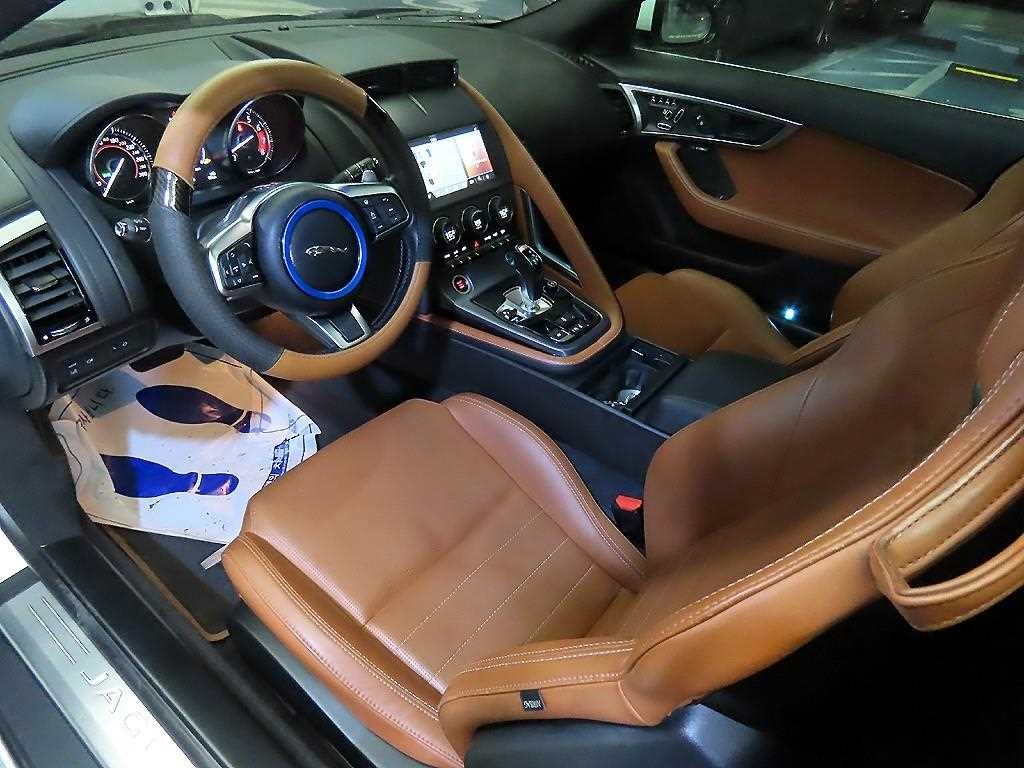 재규어 F-TYPE P300 쿠페 이미지 9