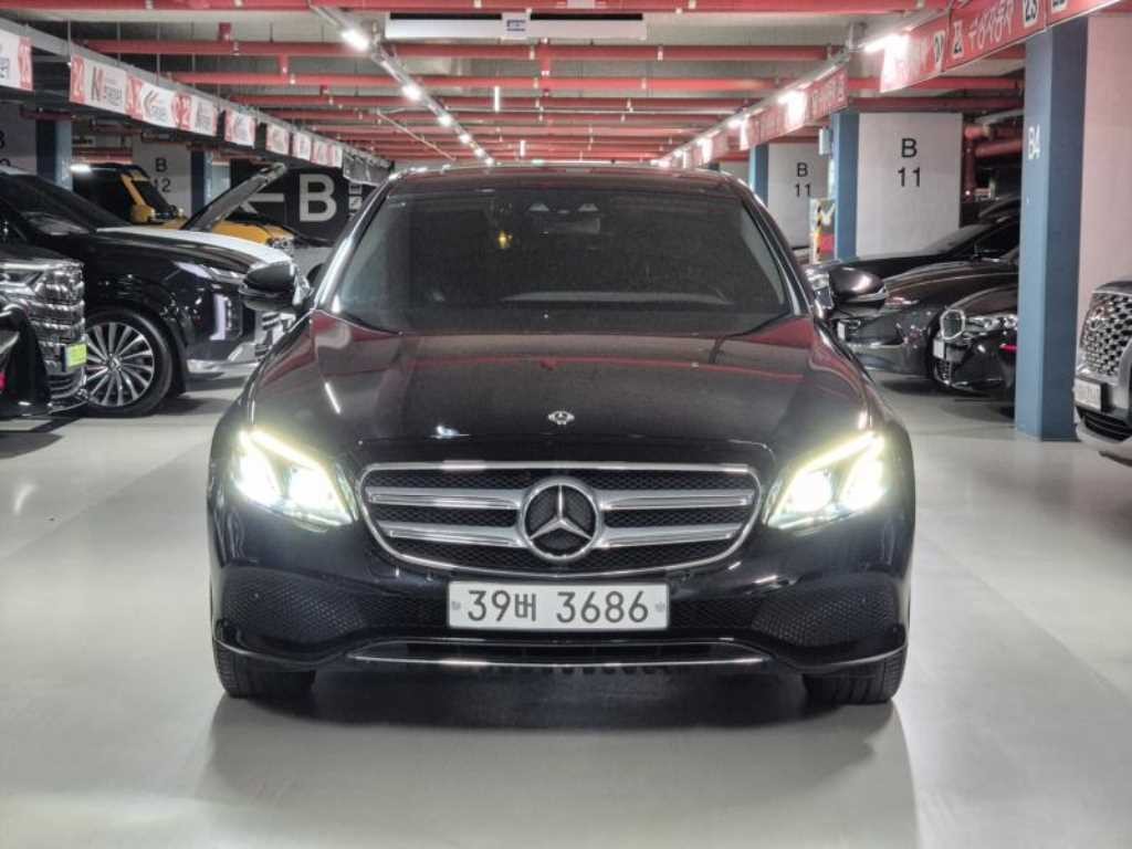 벤츠 E 클래스 E-클래스 W213 E220d 4MATIC 아방가르드 이미지 1
