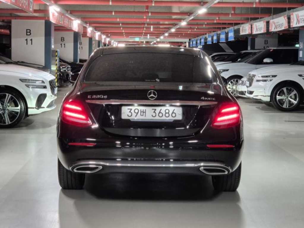벤츠 E 클래스 E-클래스 W213 E220d 4MATIC 아방가르드 이미지 4