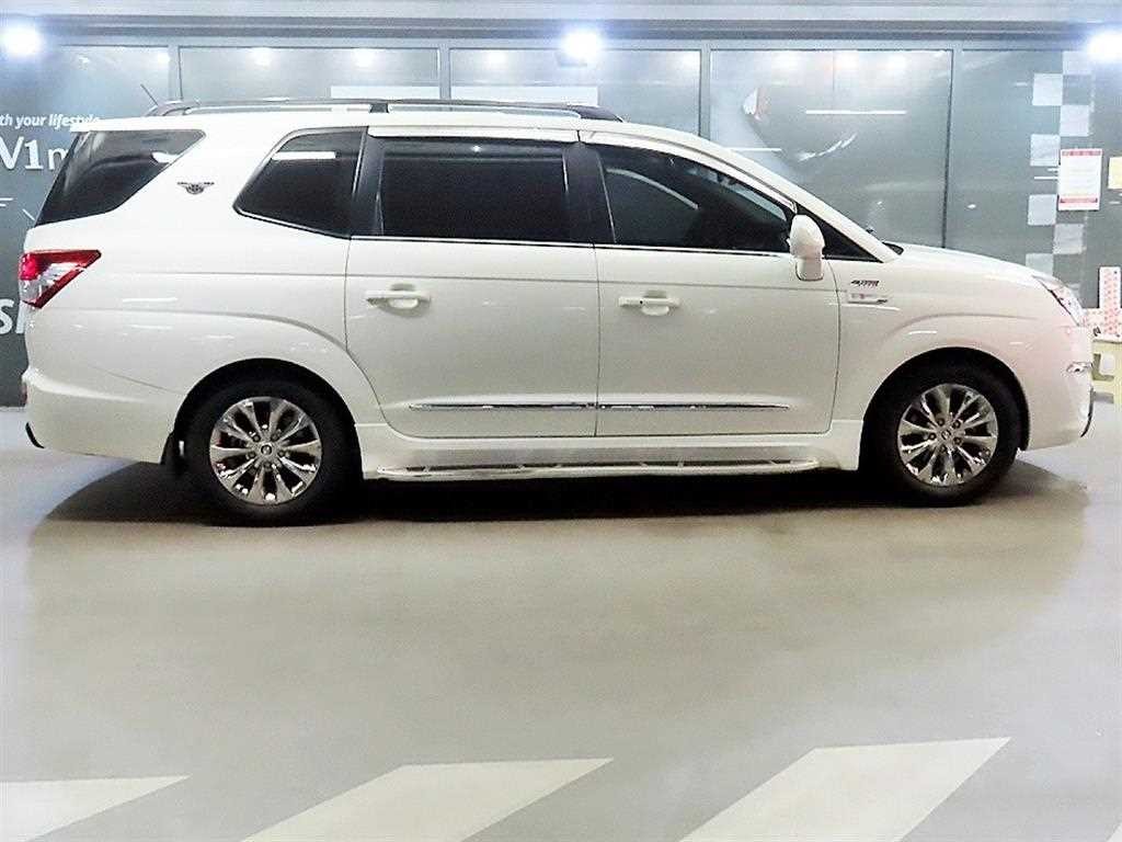 KG모빌리티(쌍용) 코란도 코란도투리스모 4WD TX 9인승 이미지 3