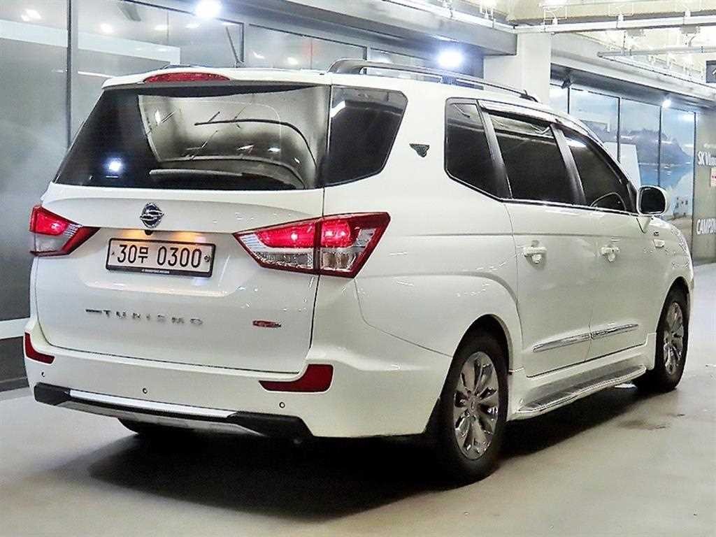 KG모빌리티(쌍용) 코란도 코란도투리스모 4WD TX 9인승 이미지 4