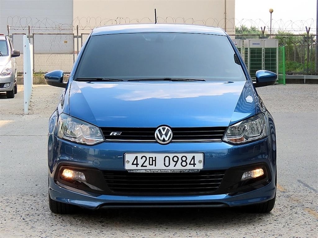 폭스바겐 폴로 1.4 TDI 블루모션 R-LINE 이미지 1