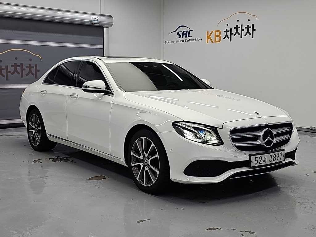 벤츠 E 클래스 E-클래스 W213 E300 4MATIC 아방가르드 이미지 4