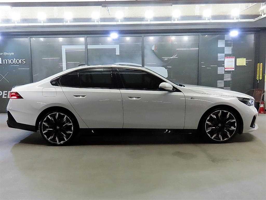 BMW 5시리즈 5시리즈 (G60) 550e xDrive M 스포츠 프로 이미지 3
