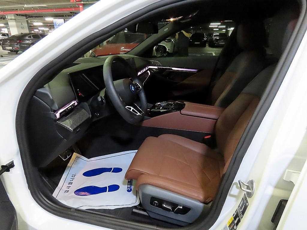 BMW 5시리즈 5시리즈 (G60) 550e xDrive M 스포츠 프로 이미지 6