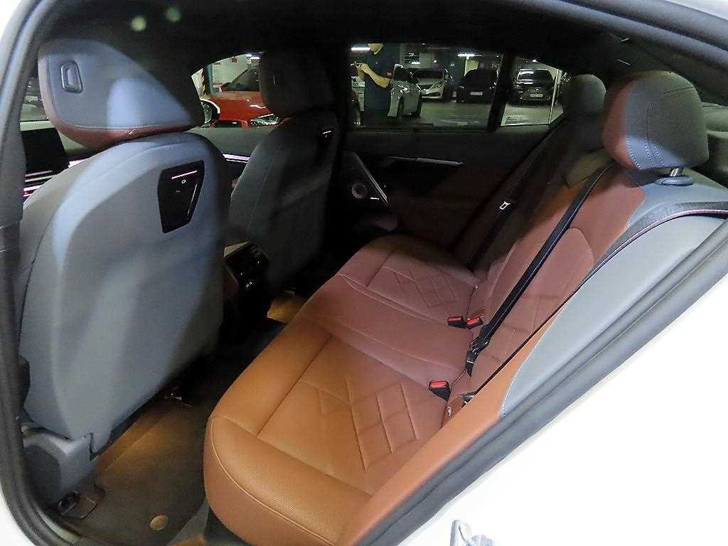 BMW 5시리즈 5시리즈 (G60) 550e xDrive M 스포츠 프로 이미지 7