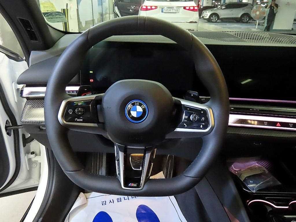 BMW 5시리즈 5시리즈 (G60) 550e xDrive M 스포츠 프로 이미지 8