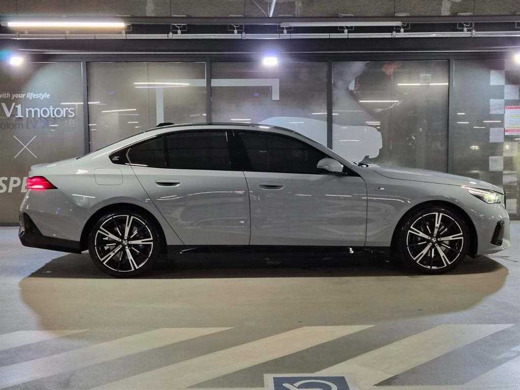 BMW 5시리즈 5시리즈 (G60) 530i xDrive M 스포츠 이미지 3