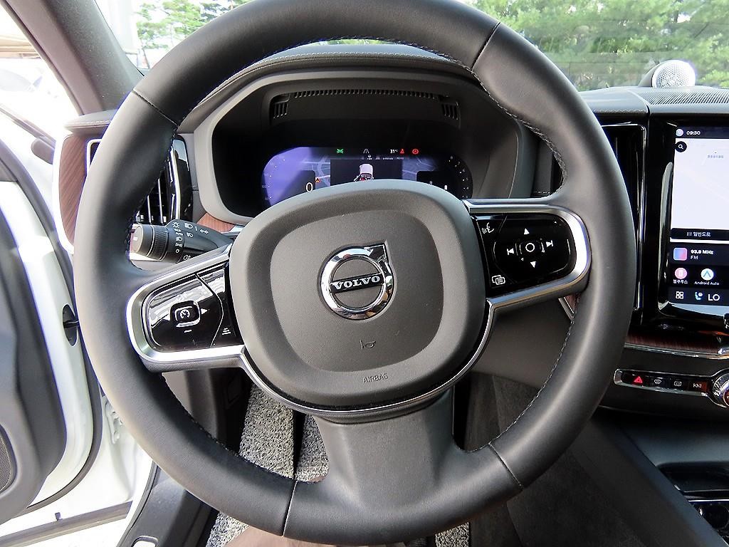 볼보 XC60 XC60(2세대) B5 AWD 얼티메이트 브라이트 이미지 8