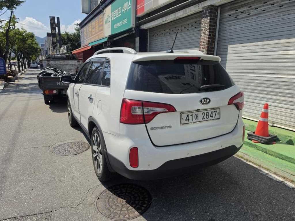 기아 쏘렌토 뉴 쏘렌토 R 2WD 2.0 리미티드 스페셜 이미지 2