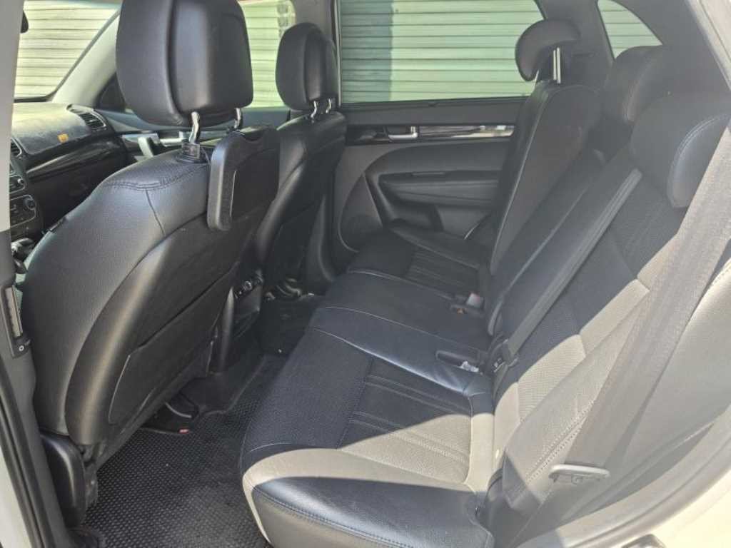 기아 쏘렌토 뉴 쏘렌토 R 2WD 2.0 리미티드 스페셜 이미지 3