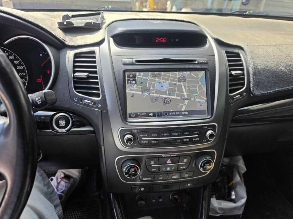 기아 쏘렌토 뉴 쏘렌토 R 2WD 2.0 리미티드 스페셜 이미지 8