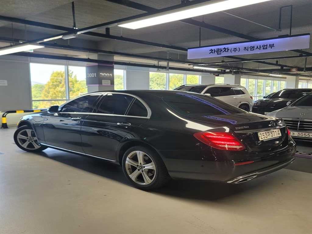 벤츠 E 클래스 E-클래스 W213 E220d 아방가르드 이미지 2