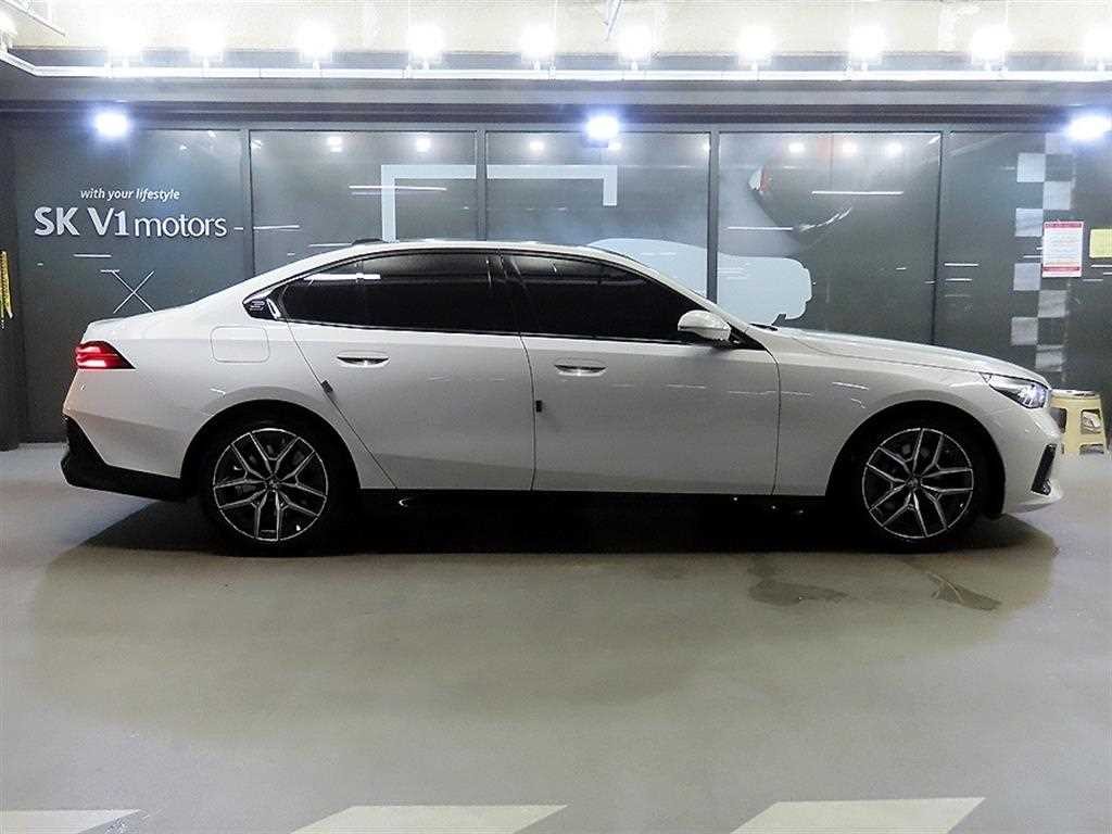 BMW 5시리즈 5시리즈 (G60) 520i M 스포츠 이미지 3