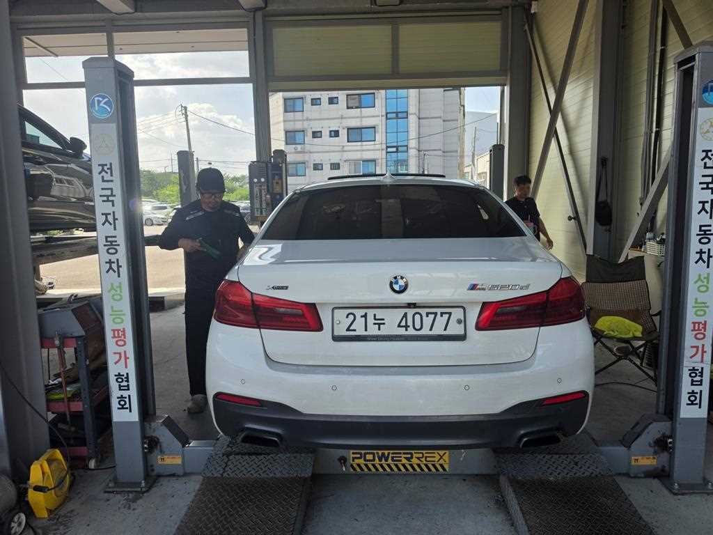 BMW 5시리즈 5시리즈 (G30) 520d xDrive M 스포츠 플러스 이미지 2