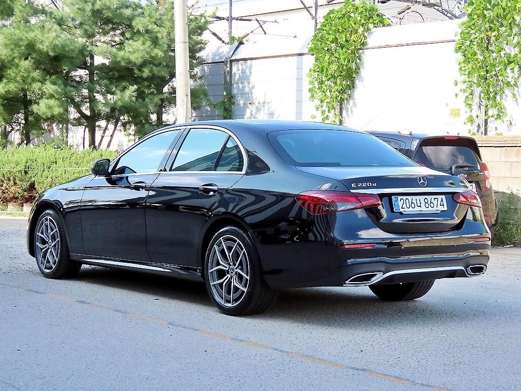 벤츠 E 클래스 E-클래스 W213 E220d 4MATIC AMG라인 이미지 3