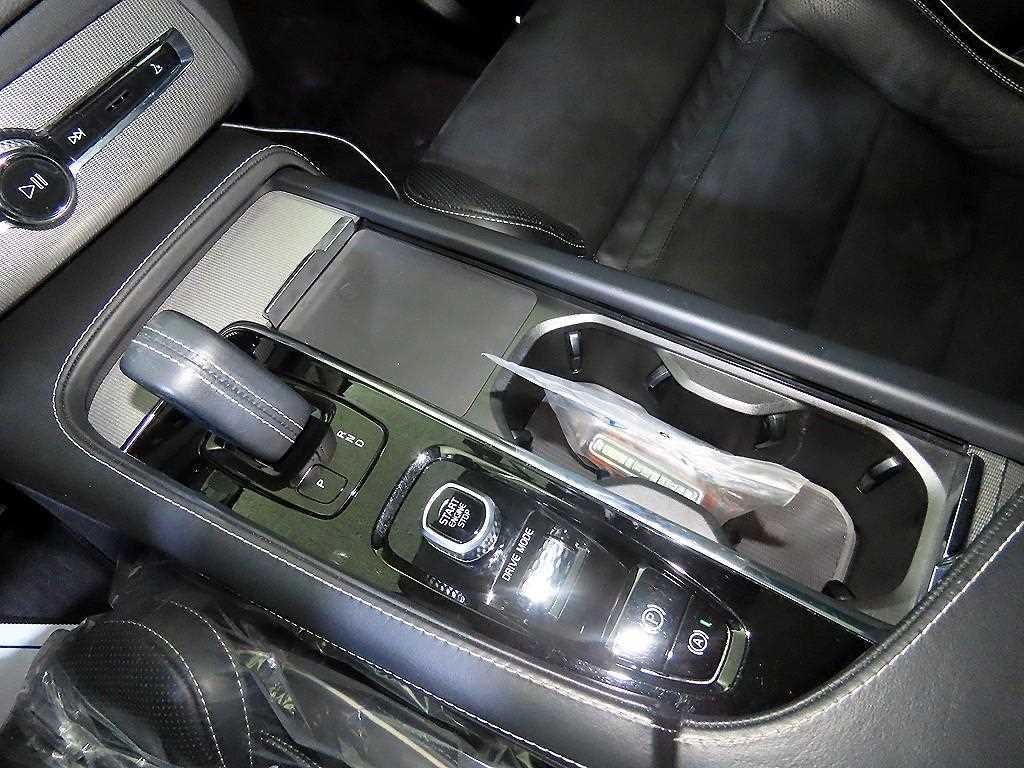볼보 XC90 XC90 2세대 2.0 T8 AWD R-디자인 이미지 12