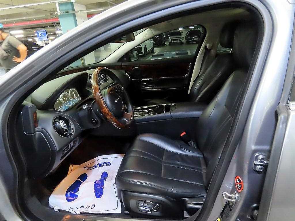 재규어 XJ XJ (X351) 3.0 SC 프리미엄 럭셔리 LWB 이미지 6
