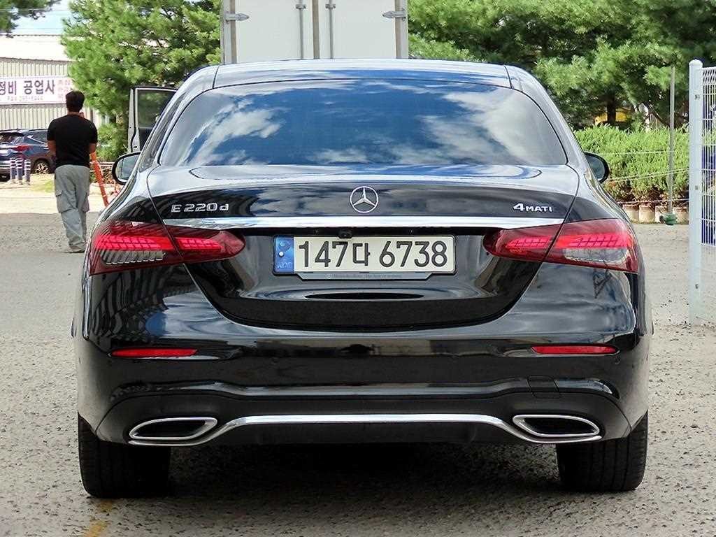 벤츠 E 클래스 E-클래스 W213 E220d 4MATIC AMG라인 이미지 4