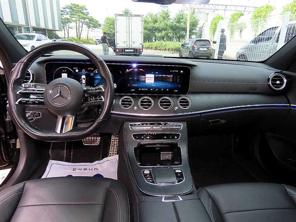 벤츠 E 클래스 E-클래스 W213 E220d 4MATIC AMG라인 이미지 7