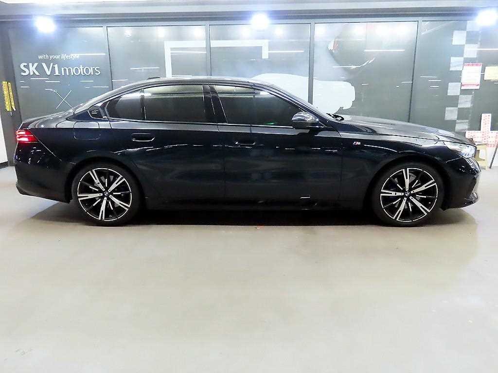 BMW 5시리즈 5시리즈 (G60) 530i xDrive M 스포츠 이미지 3