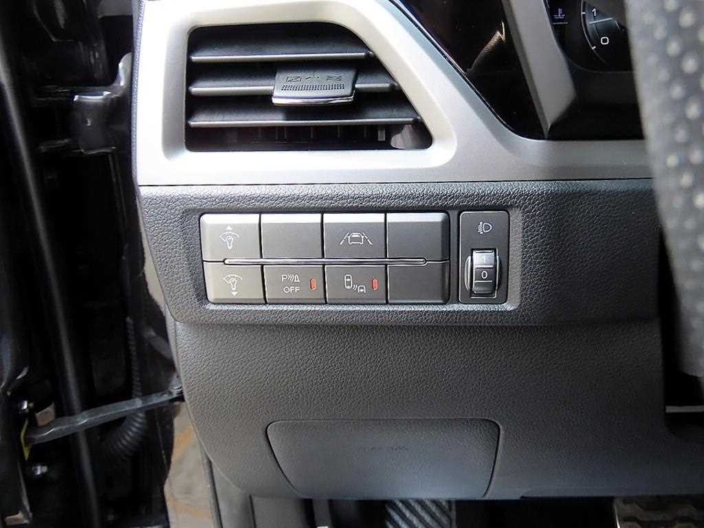 KG모빌리티(쌍용) 코란도 뷰티풀코란도 2WD 가솔린 1.5 C5 플러스 이미지 12