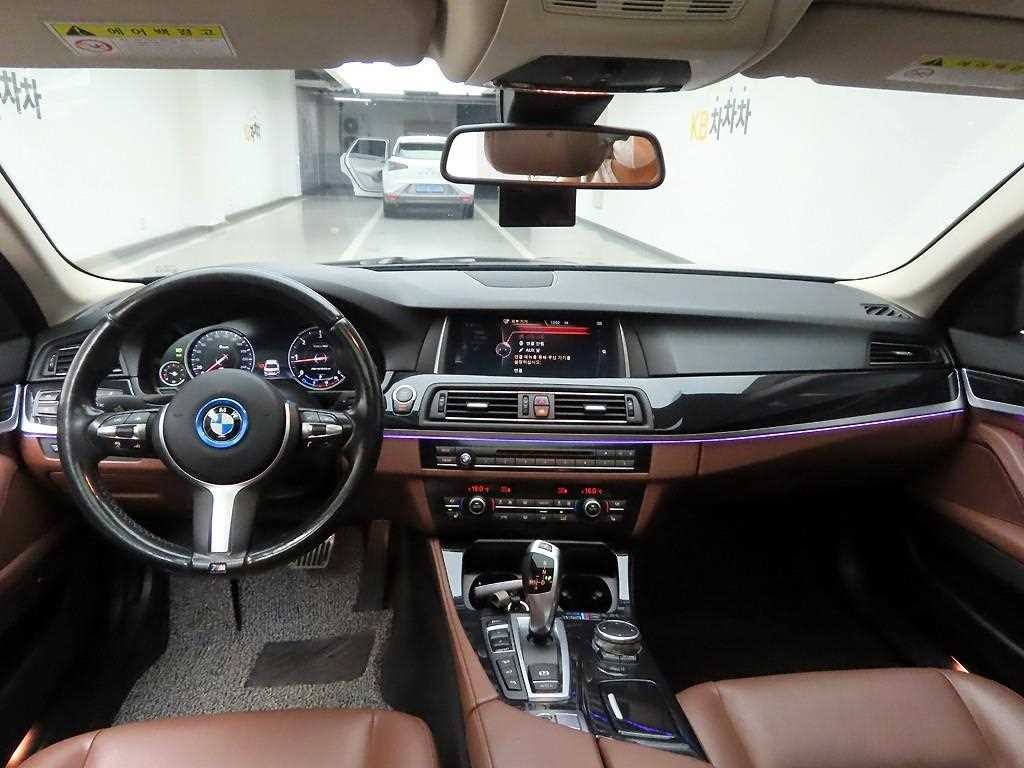 BMW 5시리즈 5시리즈 (F10) 520d xDrive M 에어로다이나믹 이미지 6