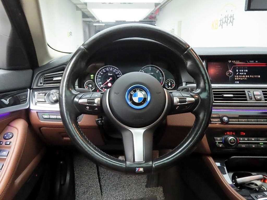 BMW 5시리즈 5시리즈 (F10) 520d xDrive M 에어로다이나믹 이미지 7
