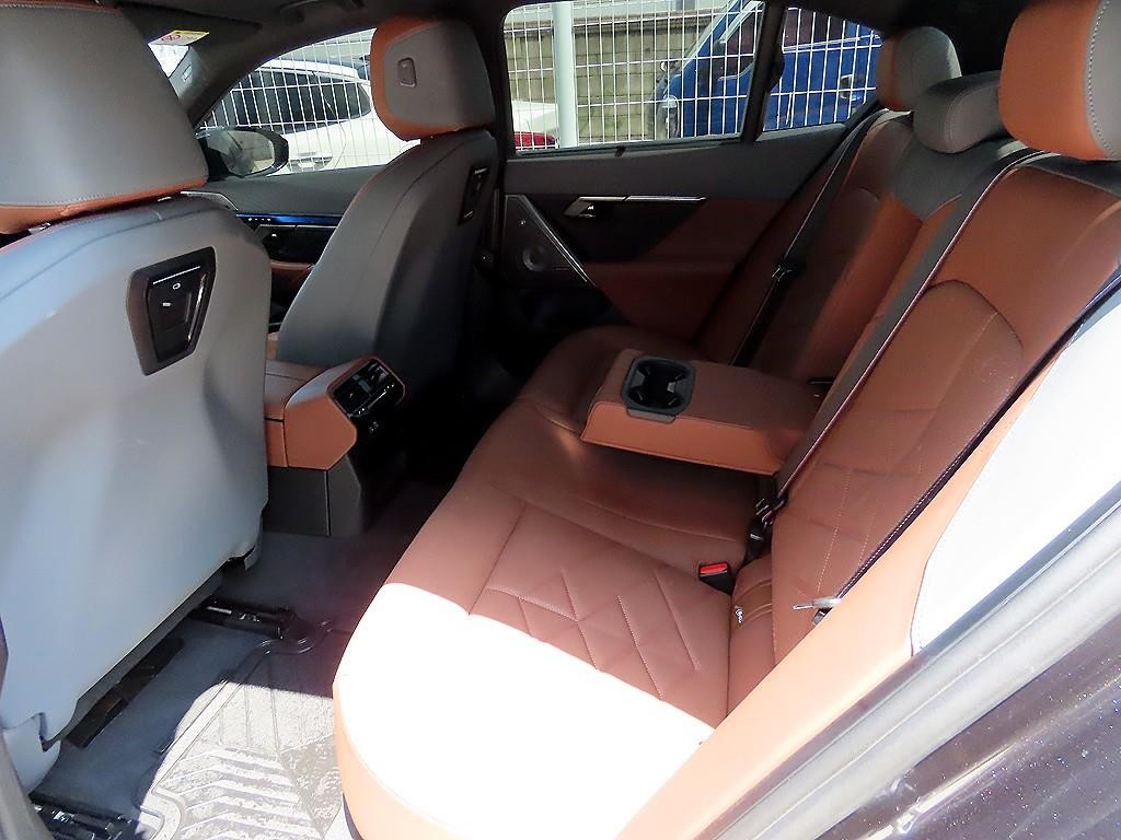 BMW i5 M60 xDrive 이미지 6