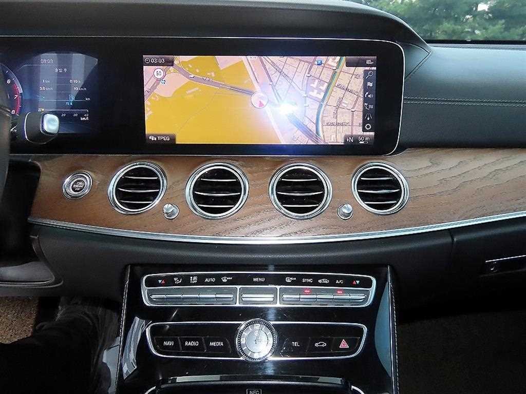 벤츠 E 클래스 E-클래스 W213 E300 4MATIC 익스클루시브 이미지 12