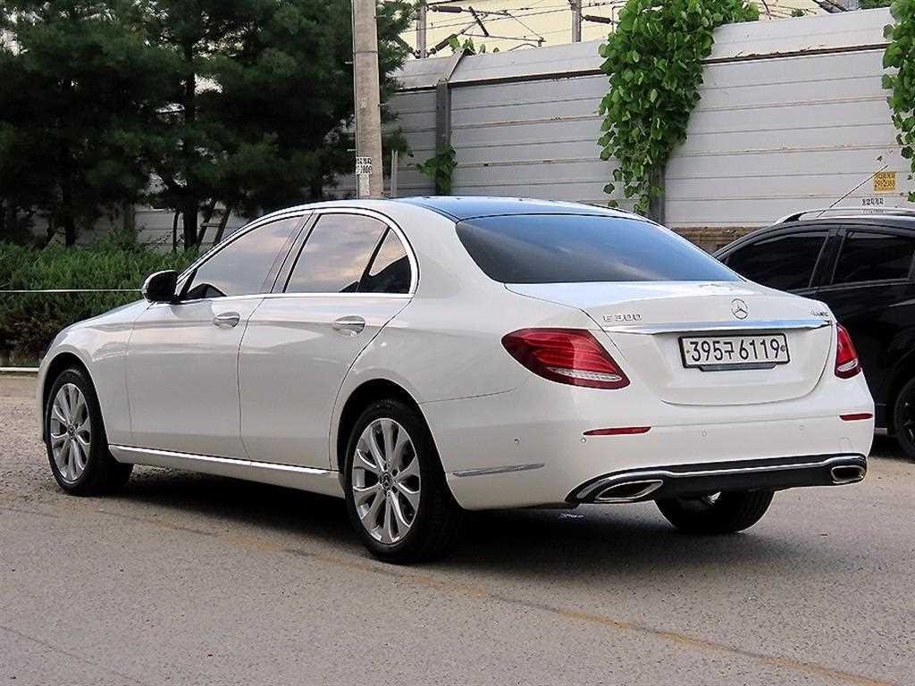 벤츠 E 클래스 E-클래스 W213 E300 4MATIC 익스클루시브 이미지 3