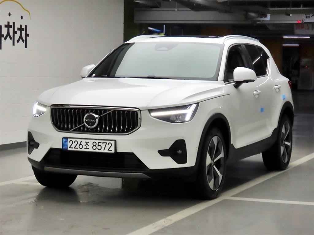 볼보 XC40 B4 AWD 얼티메이트 브라이트 이미지 2