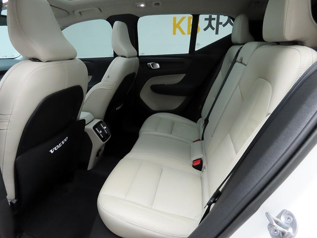볼보 XC40 B4 AWD 얼티메이트 브라이트 이미지 7