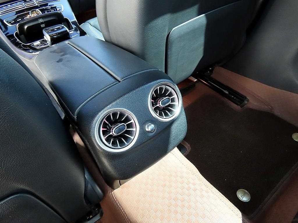 벤츠 E 클래스 E-클래스 W213 E300 아방가르드 이미지 15