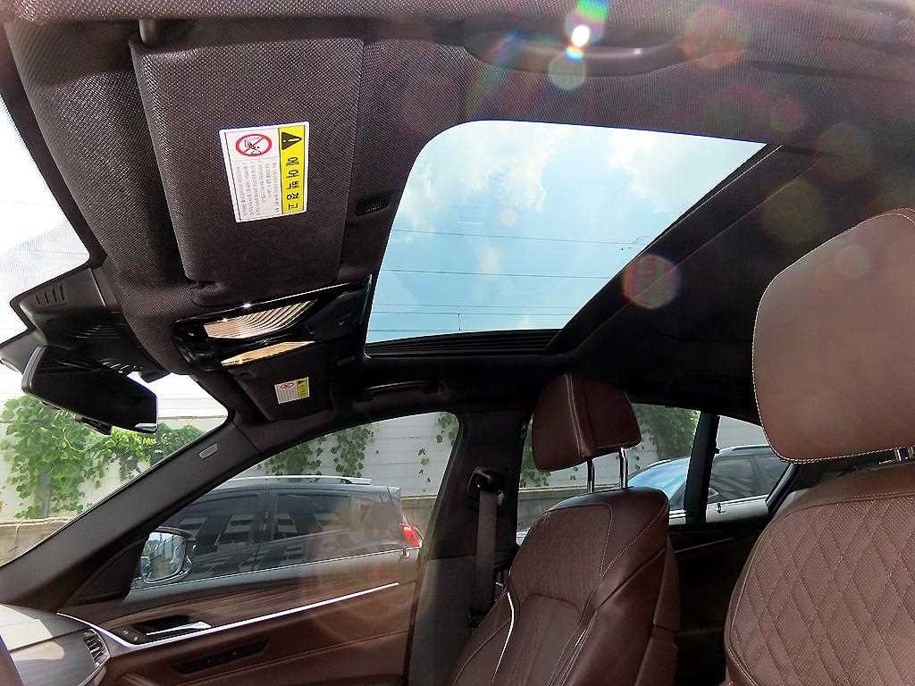 BMW 5시리즈 5시리즈 (G30) 520d M 스포츠 플러스 이미지 17