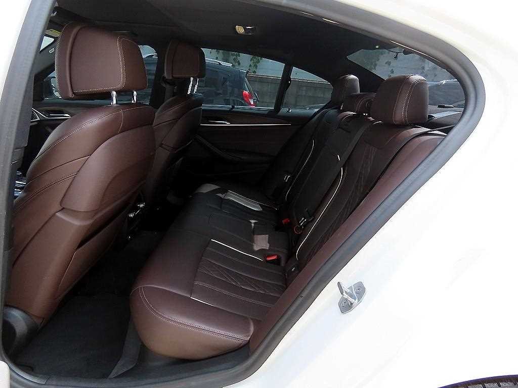 BMW 5시리즈 5시리즈 (G30) 520d M 스포츠 플러스 이미지 6