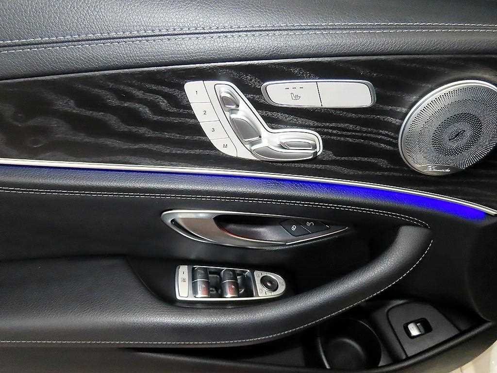 벤츠 E 클래스 E-클래스 W213 E220d 4MATIC AMG라인 이미지 14