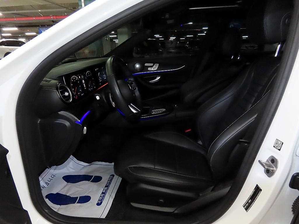 벤츠 E 클래스 E-클래스 W213 E220d 4MATIC AMG라인 이미지 6