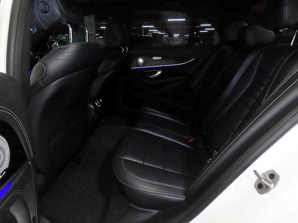 벤츠 E 클래스 E-클래스 W213 E220d 4MATIC AMG라인 이미지 7