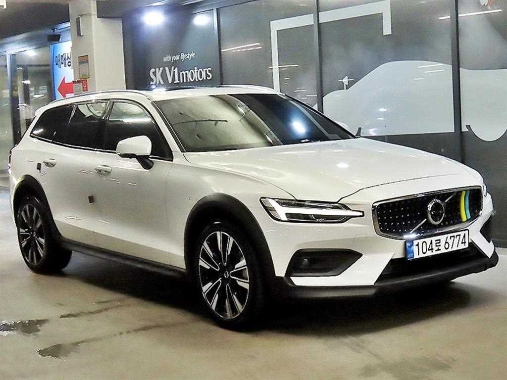 볼보 V60 V60 크로스 컨트리 2세대 2.0 B5 얼티메이트 AWD 이미지 1