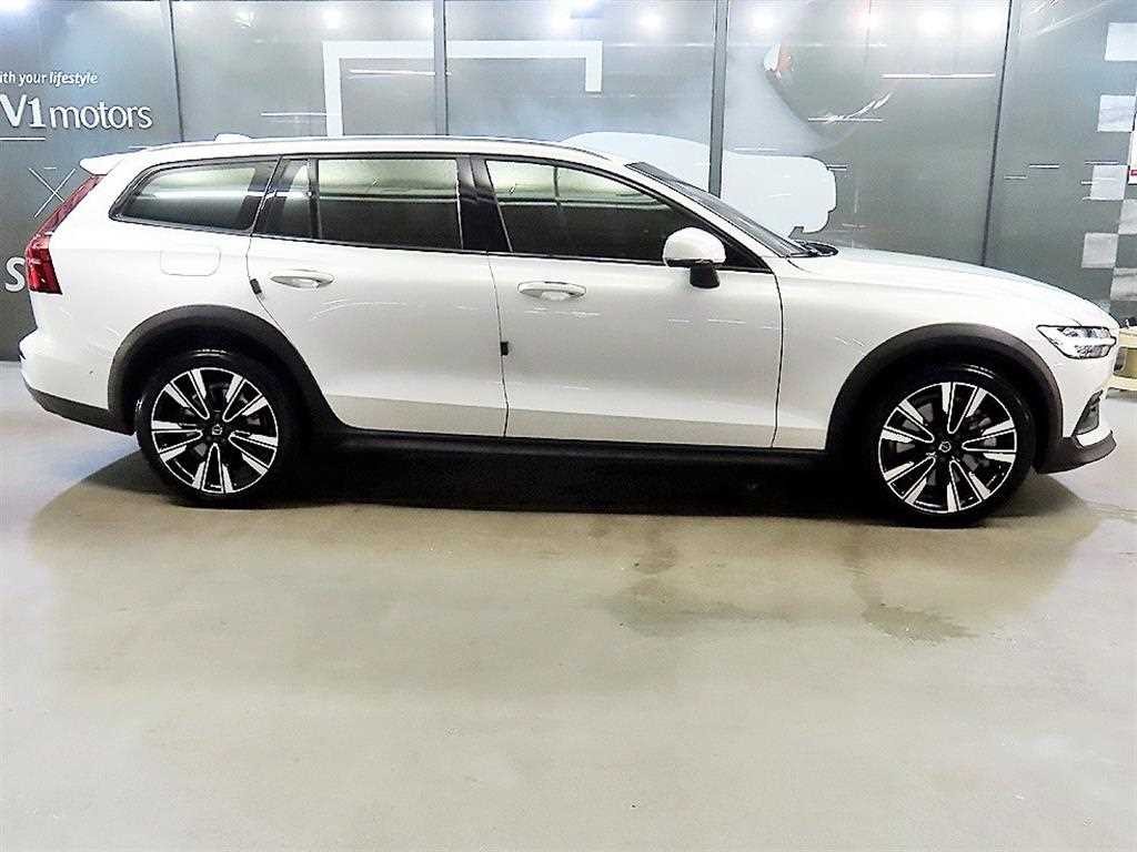 볼보 V60 V60 크로스 컨트리 2세대 2.0 B5 얼티메이트 AWD 이미지 3