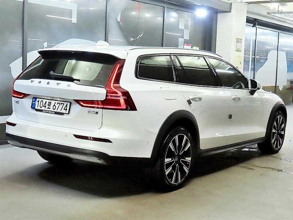 볼보 V60 V60 크로스 컨트리 2세대 2.0 B5 얼티메이트 AWD 이미지 4