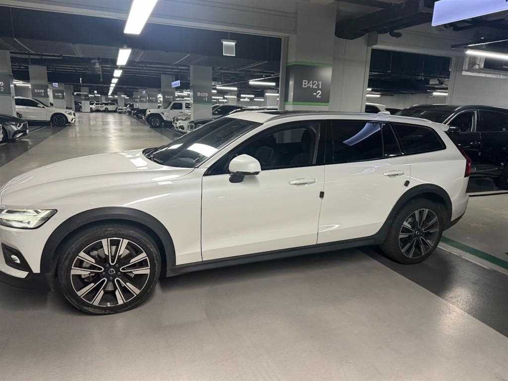 볼보 V60 V60 크로스 컨트리 2세대 2.0 B5 얼티메이트 AWD 이미지 2