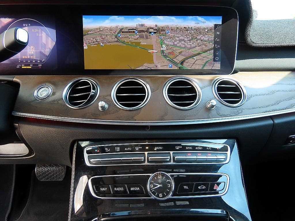 벤츠 E 클래스 E-클래스 W213 E300 4MATIC 익스클루시브 이미지 14