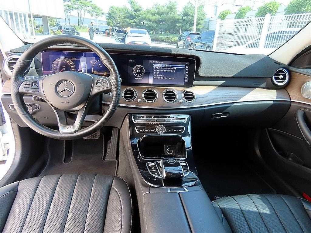 벤츠 E 클래스 E-클래스 W213 E300 4MATIC 익스클루시브 이미지 7
