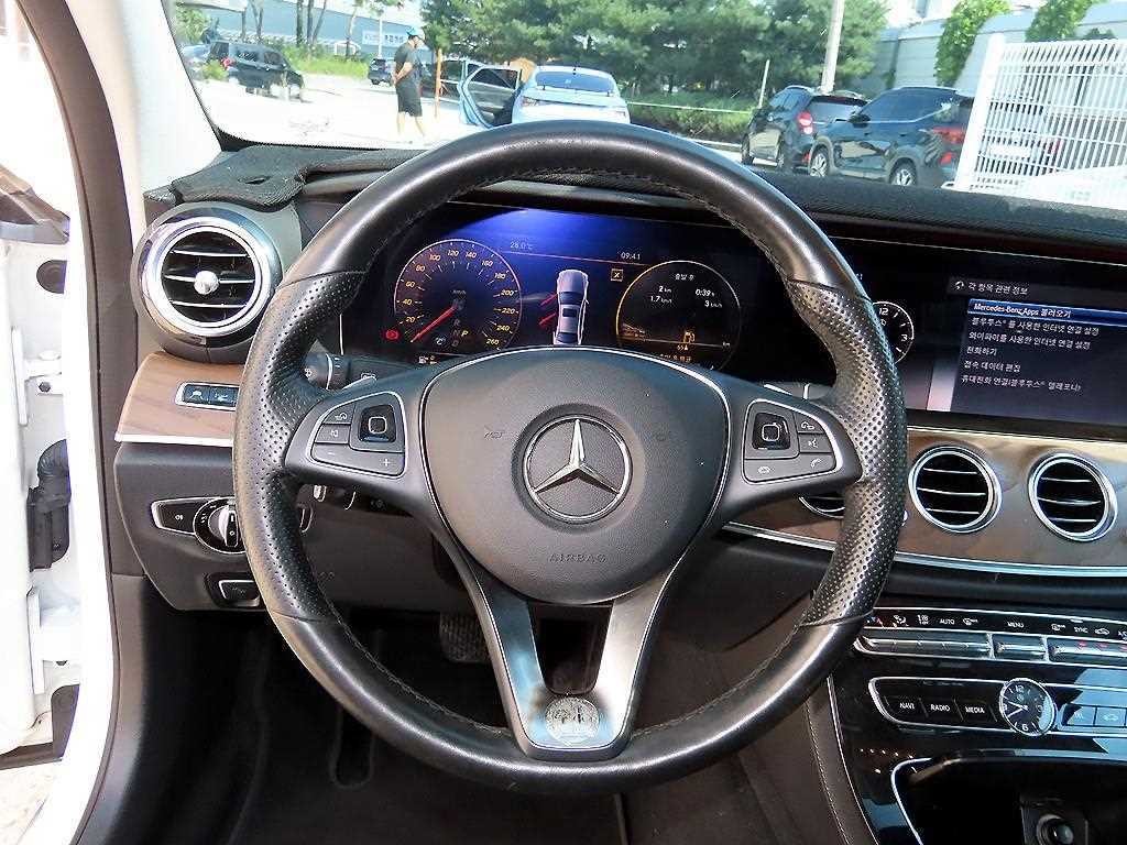 벤츠 E 클래스 E-클래스 W213 E300 4MATIC 익스클루시브 이미지 8